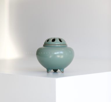 菊瓣三足炉